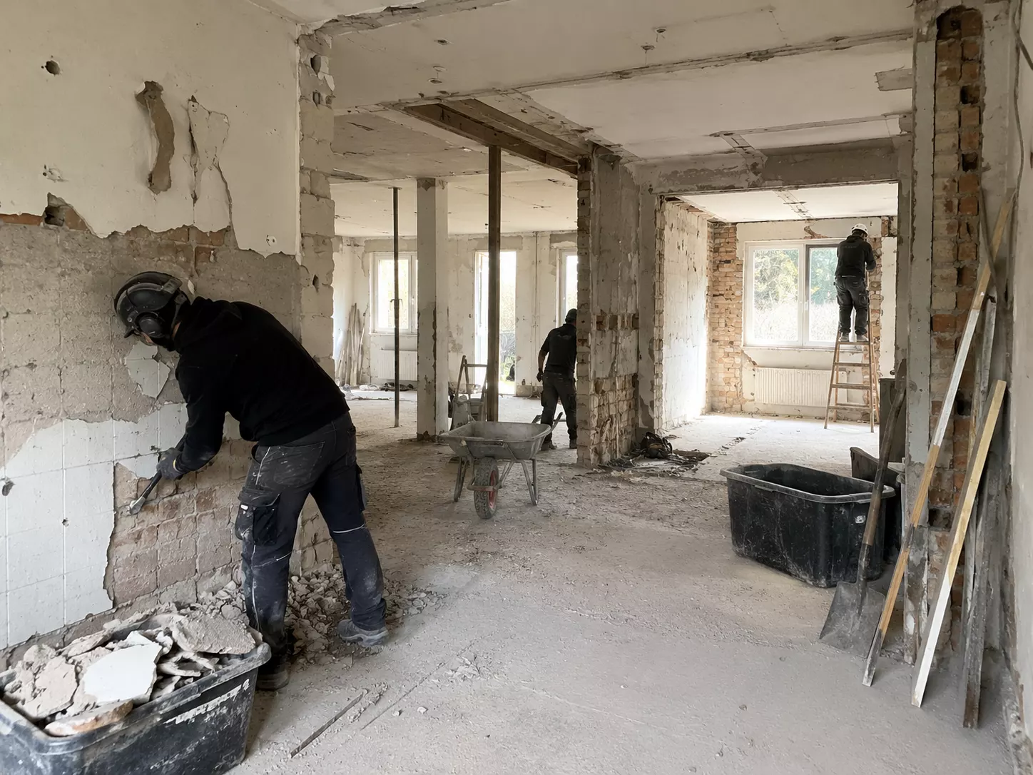 Arbeiter auf einer Rohbau-Baustelle bei Sanierungs- und Bauarbeiten von MH BauPlus+.